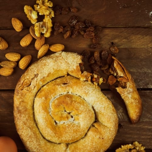 Riganella tradizionale con uva sultanina, noci e mandorle